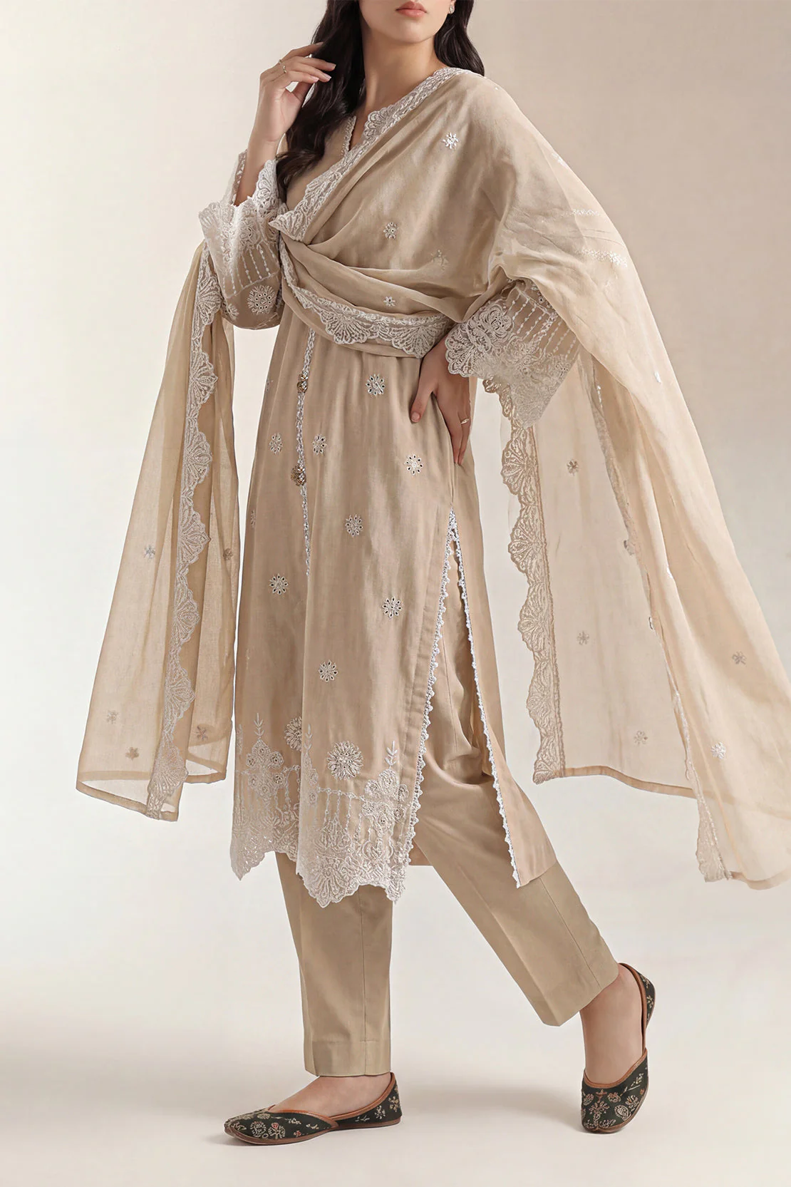 Unstitched Solid Embroidered Cambric 3 Piece Chiffon Dupatta - Image 4