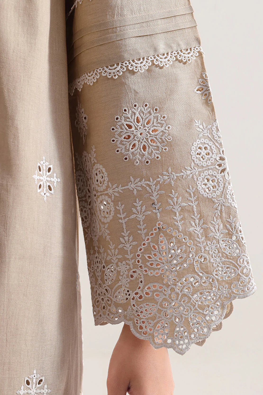 Unstitched Solid Embroidered Cambric 3 Piece Chiffon Dupatta - Image 7