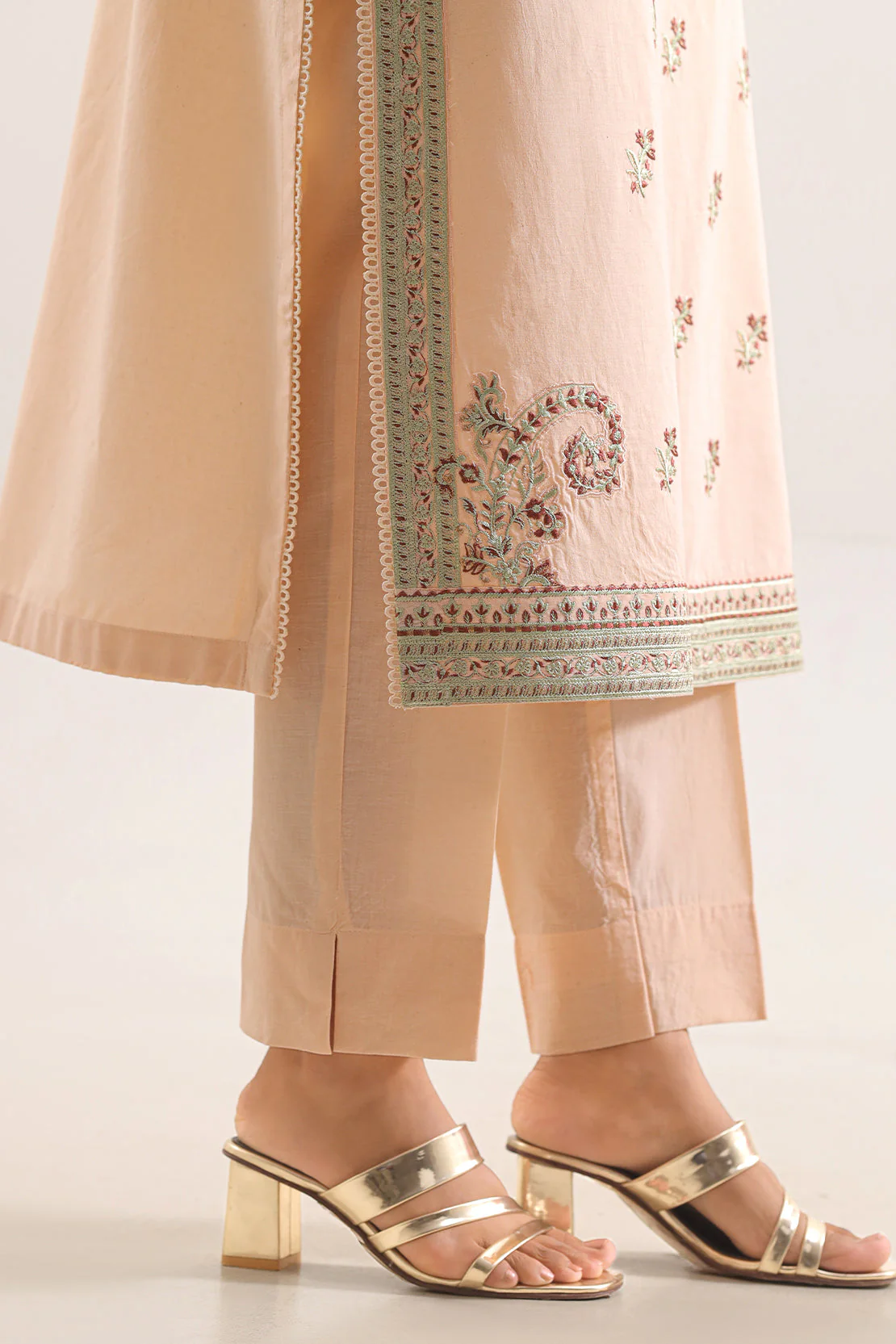 Unstitched Solid Embroidered Cambric 3 Piece With Chiffon Dupatta - Image 5